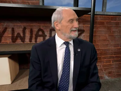 Embedded thumbnail for Macierewicz miażdży Czarzastego: Ruski alkohol za komputery